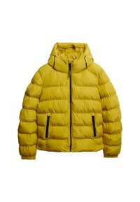 Geel pufferjack met een hoge kraag, een ritssluiting aan de voorkant, twee zijzakken met rits en elastische manchetten. Glad, glanzend materiaal.