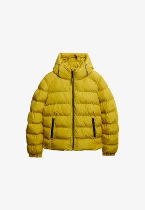 Chaqueta acolchada amarilla con cuello alto, cierre frontal con cremallera, dos bolsillos laterales con cremallera y puños elásticos. Material suave y brillante.