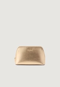 Pungă cosmetică metalică aurie, cu o formă rotunjită, textură netedă, închidere cu fermoar și un logo embosat pe față.