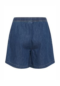 Denim šorti ar elastīgu jostasvietu, tumši zilā krāsā, brīvā piegriezumā un tīru apakšmalu ar minimālām šuvēm.