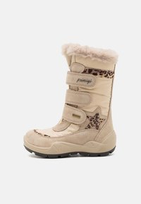 Beige vedenhylkivät saappaat, joissa on keinokuituvillakaulus, tarranauhat ja leopardikuviointi nilkan lähellä. Teksturoitua mokkanahkaa ja kumipohja.