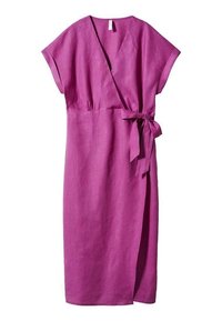 Robe portefeuille violette avec manches courtes, col en V, nouée sur le côté, et longueur midi.