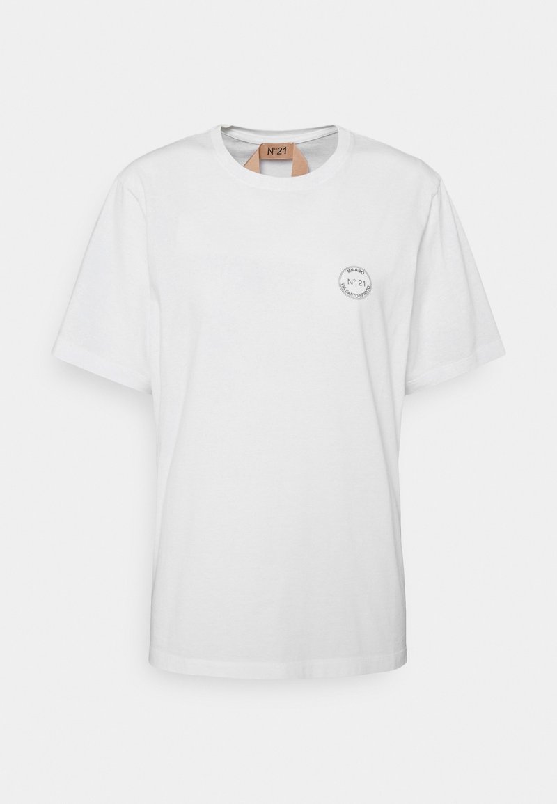 Bílý bavlněný tričko s kulatým výstřihem a krátkými rukávy. Významný detail: kulaté logo potištěné na levé části hrudi.