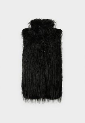 Colete de pêlo sintético preto com gola alta e textura longa e desgrenhada. Corte reto e sem fechos visíveis. Design simples e moderno.