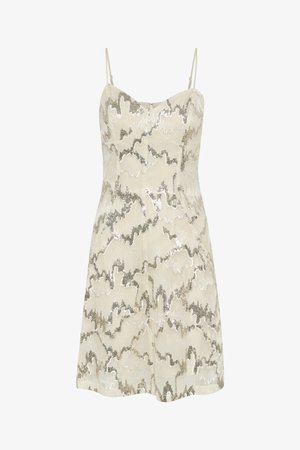 Krátke šaty v slonovinovej farbe s textúrovaným vzorom z trblietok v striebornej farbe. Obsahujú nastaviteľné ramienka a priliehavý korzet s rozšírenou sukňou.