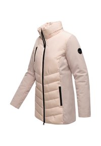 Ullig rosa jacka med hög krage, svart dragkedja och sidofickor. Har ett vadderat framstycke och släta, matta ärmar.