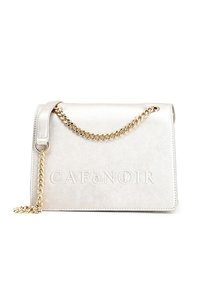 Borsa a tracolla in ecopelle bianca con una tracolla in catena dorata, logo impresso sul davanti, forma rettangolare, texture liscia e chiusura a flap.
