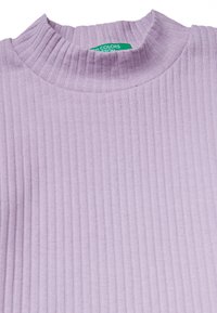 Lavendel, gestreifter Strickrollkragen mit hohem Kragen und weicher Textur. Etikett sichtbar mit "Colors"-Logo in Grün.