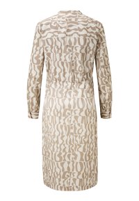 Langärmliges Kleid in Beige und Creme mit einem gewellten abstrakten Muster. Es hat eine taillierte Bund und einen runden Ausschnitt; hergestellt aus einem glatten Stoff.