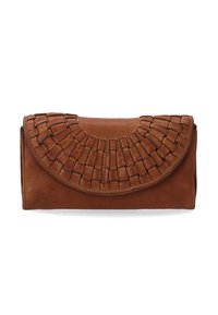 Braune Leder-Clutch mit gewebter Textur auf dem Klappdeckel, mit einem geschwungenen Design und glattem Körper. Die Dimensionen sind kompakt und rechteckig.