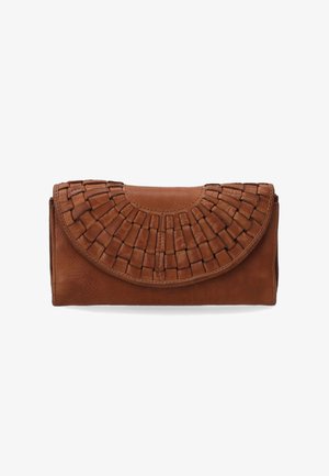 Pochette en cuir marron avec une texture tissée sur le rabat, présentant un design incurvé et un corps lisse. Ses dimensions sont compactes et rectangulaires.