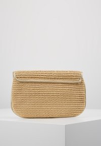 Pletená kabelka z rýžového slaměného materiálu v béžové barvě s hladkým kovovým lemováním a přehýbacím uzávěrem. Kompaktní obdélníkový design.