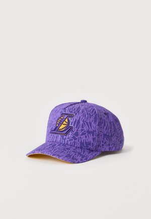 Casquette de baseball violette avec un motif script abstrait et un logo jaune des Los Angeles Lakers à l’avant, affichée sur un fond blanc uni.