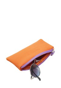 Pomarańczowe etui na okulary przeciwsłoneczne z zamkiem błyskawicznym w fioletowym kolorze. Teksturowana tkanina, z logo wytłoczonym z przodu. Okulary przeciwsłoneczne częściowo widoczne.