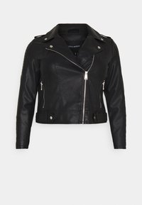 Veste de moto en faux cuir noir avec une coupe ajustée, des fermetures éclair en métal argenté, des poches latérales et des épaulettes sur les épaules. Fini texturé.