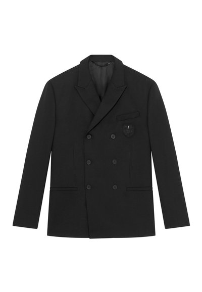 Blazer negro de doble botonadura hecho de tela texturizada, con solapa, dos bolsillos laterales y un emblema bordado en el pecho.