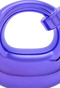 Jasnofioletowy plastikowy pojemnik o gładkiej, zaokrąglonej formie, z wyrafinowanym uchwytem i błyszczącym wykończeniem.