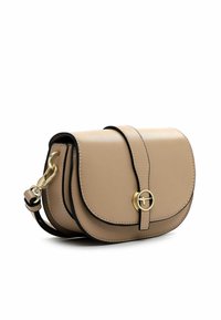 Borsa a tracolla in similpelle beige con patta arrotondata, accessori in oro, bordi neri e tracolla regolabile. Texture liscia, design compatto.
