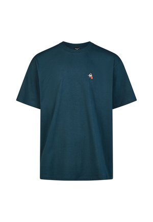 Dunkeltürkisfarbenes T-Shirt mit kurzen Ärmeln und einer kleinen Cartoon-Katze mit herausgestreckter Zunge, auf der linken Brust gestickt.