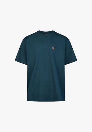 Dunkeltürkisfarbenes T-Shirt mit kurzen Ärmeln und einer kleinen Cartoon-Katze mit herausgestreckter Zunge, auf der linken Brust gestickt.