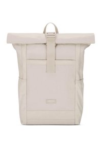 Rucsac beige cu capac rulabil realizat din material durabil. Dispune de un buzunar frontal, bretele reglabile și o închidere sigură cu cataramă. Panouri laterale texturate.