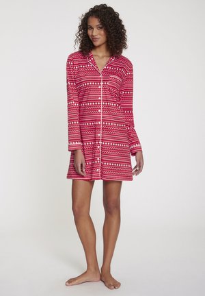 Chemise da notte rossa a fantasia con maniche lunghe, caratterizzata da disegni geometrici in bianco e rosa. Realizzata in tessuto morbido e leggero, con taglio fino al ginocchio.