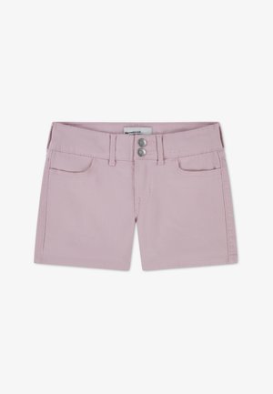 Roza denim kratke hlače z pasom, ki ima dve kovinski gumbi, sprednjimi žepi in gladko teksturo. Čista zasnova brez vzorcev.