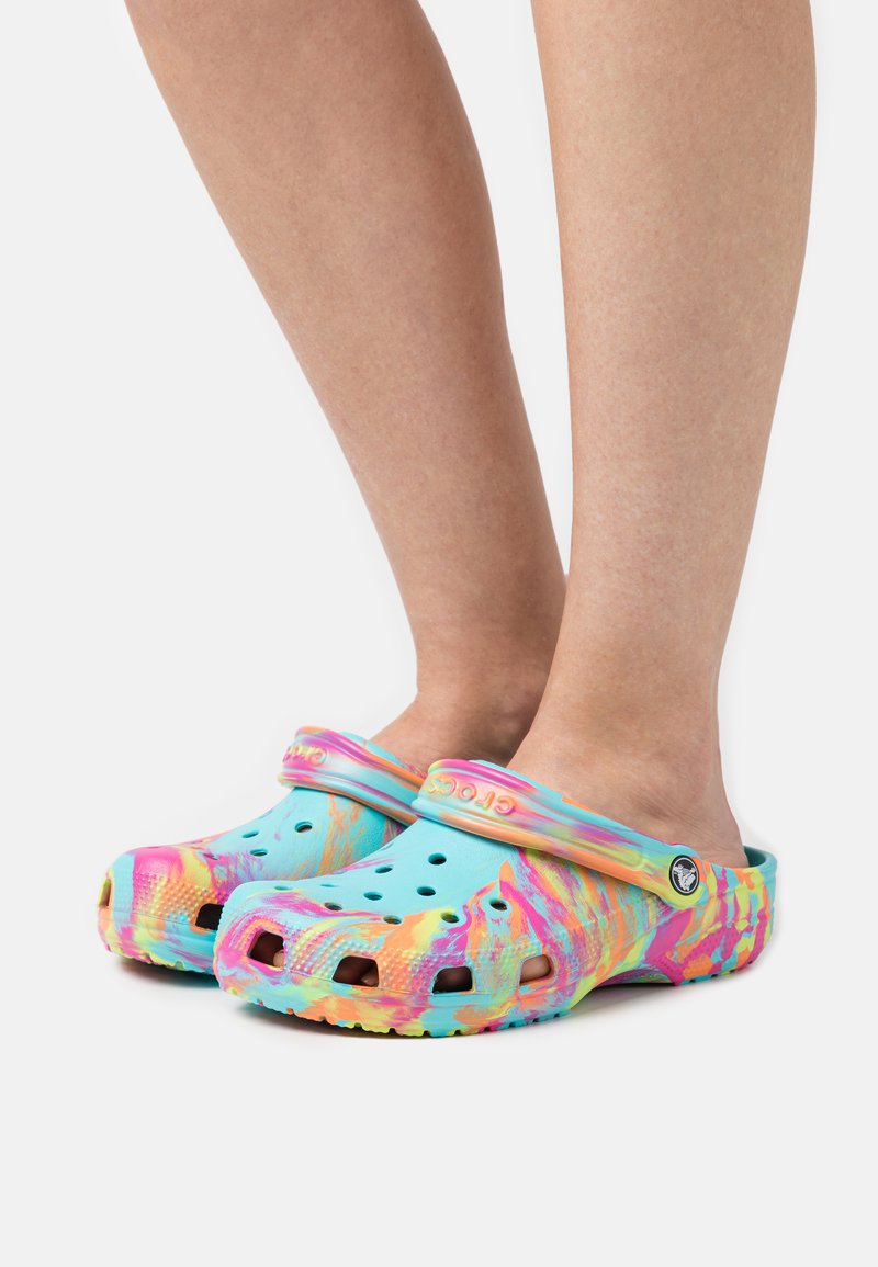 Crocs - CLASSIC MARBLED UNISEX - Badesandale - neptune, Vergrößern