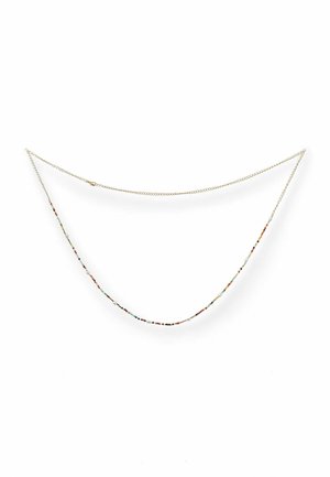 Handgemaakt collier met meerkleurige kralen in rood, groen en zwart, afgewisseld met zilveren accenten, aan een gouden ketting. Minimalistisch ontwerp.