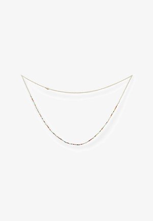 Collar artesanal con cuentas multicolores en rojo, verde y negro, intercaladas con acentos de plata, sobre una cadena dorada. Diseño minimalista.