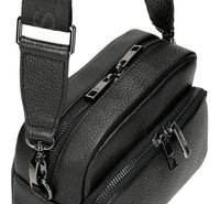 Černá kožená taška přes rameno s texturou, se dvěma zipovými přihrádkami, nastavitelným popruhem a kovovými detaily.