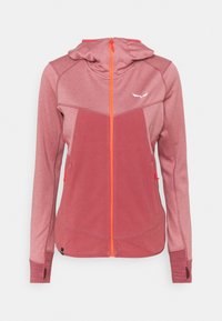 Röd och rosa zip-jacka med huva, med texturerad tyg, kontrasterande orange dragkedja och sidofickor. Accenter inkluderar en liten logotyp.