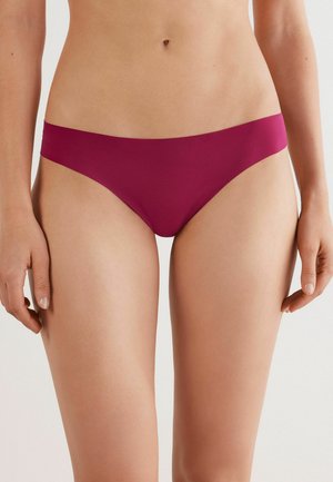 Bikini broekje in diep bordeauxrood. Bevat een gladde, elastische stof met een eenvoudig, laag uitgesneden ontwerp en minimalistische snit.