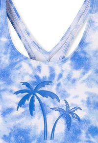 Costume da bagno blu tie-dye con scollo a V e spalline incrociate; presenta disegni di palme blu su sfondo bianco. Materiale morbido e elasticizzato.