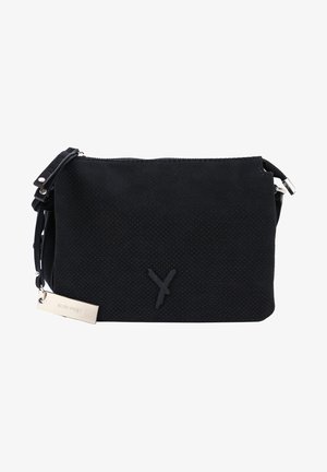 Bolso bandolera negro con textura, cierre de cremallera, pequeña etiqueta de marca plateada y detalle sutil de logo frontal sobre fondo blanco liso.