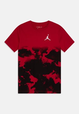 Czerwono-czarny t-shirt z krótkim rękawem w stylu tie-dye z białym logo Jumpman na górnej lewej stronie klatki piersiowej.