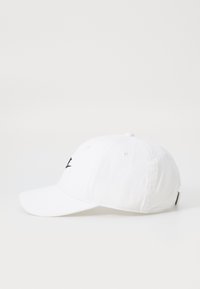 Fehér baseball sapka pamut vászonból, ívelt brimmel, hímezett logóval elöl és textilpánttal hátul.