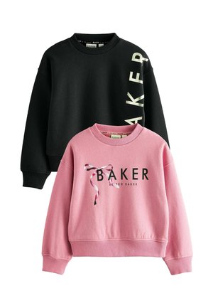 Divi džemperi: viens melns ar vārdu "BAKER" baltā krāsā, un otrs rozā ar lentu grafiku un "BAKER" tekstu melnā krāsā. Abi ir ar ribotu roku daļu.