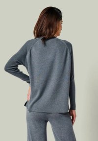 YOU LOOK PERFECT DORINA - MERINO WOLLE V-PULLOVER - Pyjama top - anthrazit