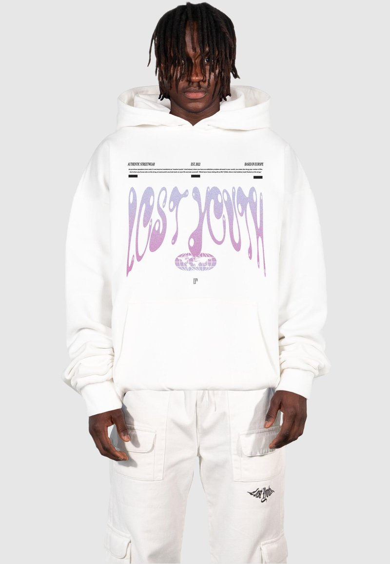 La felpa bianca presenta una grande grafica in viola con il testo "LOST YOUTH." Ha una tasca frontale e una vestibilità rilassata con polsini elastici.