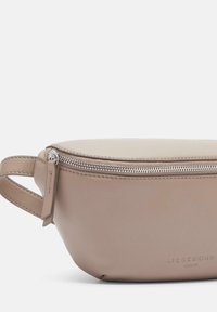 Beżowa skórzana torba worek z srebrnym zamkiem, płaski kształt i boczna rączka. Posiada wytłoczoną nazwę marki na dole.