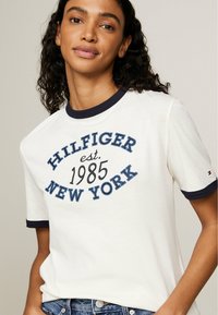 Tommy Hilfiger VARSITY RINGER - T-shirt imprimé - ancient white