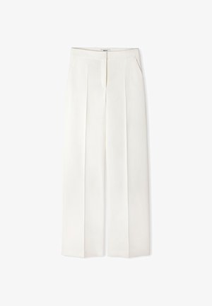 Pantaloni bianchi su misura a vita alta con pieghe frontali, tasche laterali e chiusura anteriore nascosta.