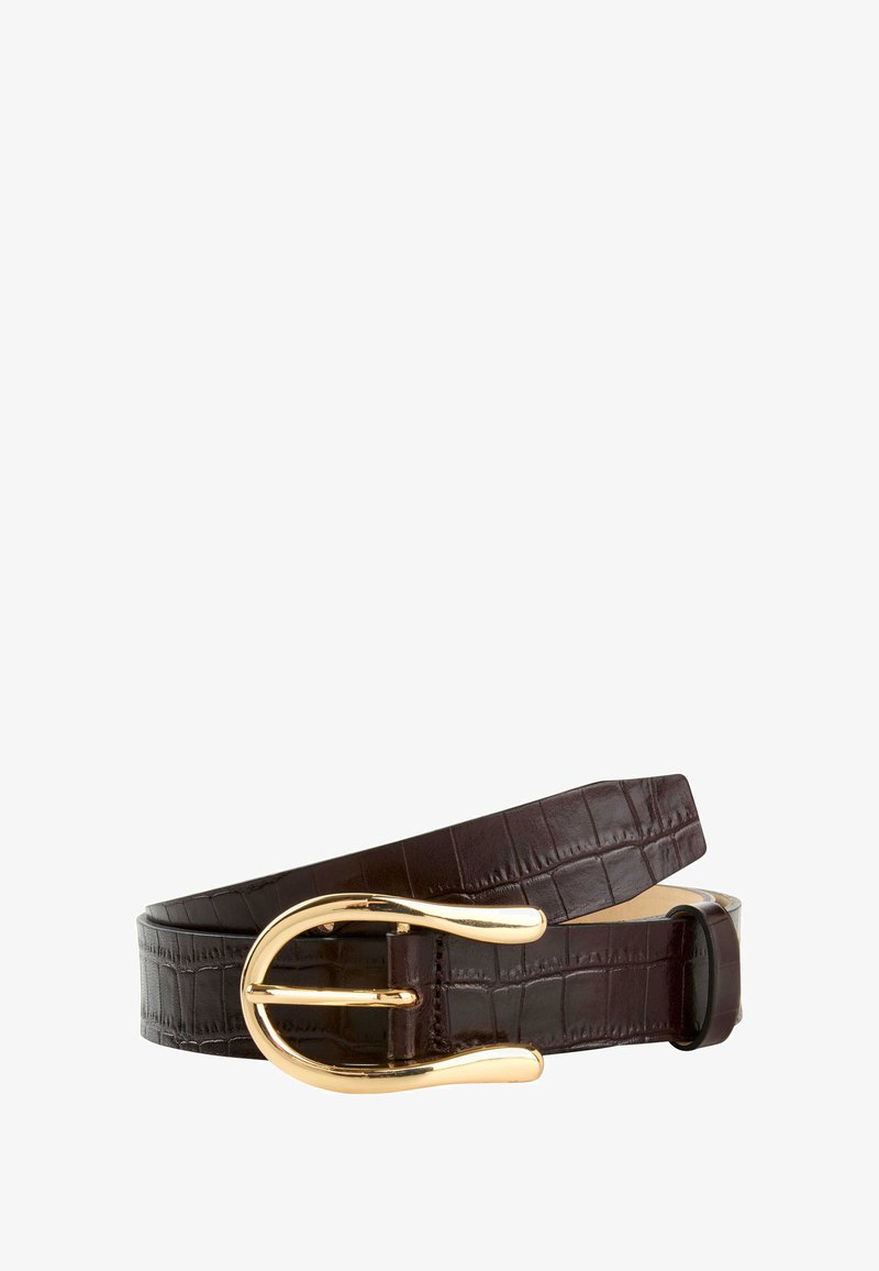 Donkerbruin leren riem met krokodillenstructuur, met een glanzende gouden, gebogen metalen gesp, opgerold tegen een witte achtergrond.