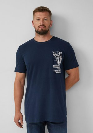 Navyblaues Baumwoll-T-Shirt mit kurzen Ärmeln, featuring einen weißen Grafikdruck auf der linken Brust, der Zweige und den darunter stehenden Text darstellt.