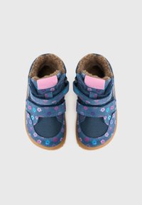 Blauwe stofschoenen met bloemmotieven in roze, paars en blauw. Beschikt over twee klittenbandsluitingen en een bruine, gestructureerde zool.
