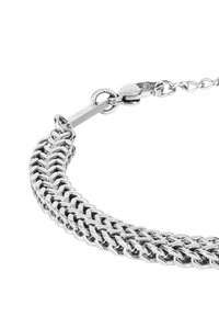 Bracciale in metallo argentato caratterizzato da catene intrecciate con una texture liscia, completato da un fermo sicuro e un'estensione della catena regolabile.