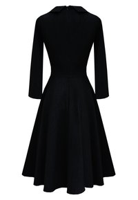 Czarna sukienka dżinsowa z dopasowaną górą, rozkloszowaną spódnicą sięgającą do kolan i długimi rękawami. Posiada klasyczny kołnierzyk oraz zamek błyskawiczny z tyłu.