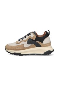 Beige en zwarte sneakers van suede en leer, met een gestructureerde tussenzool, ronde neus en decoratieve stikdetails.