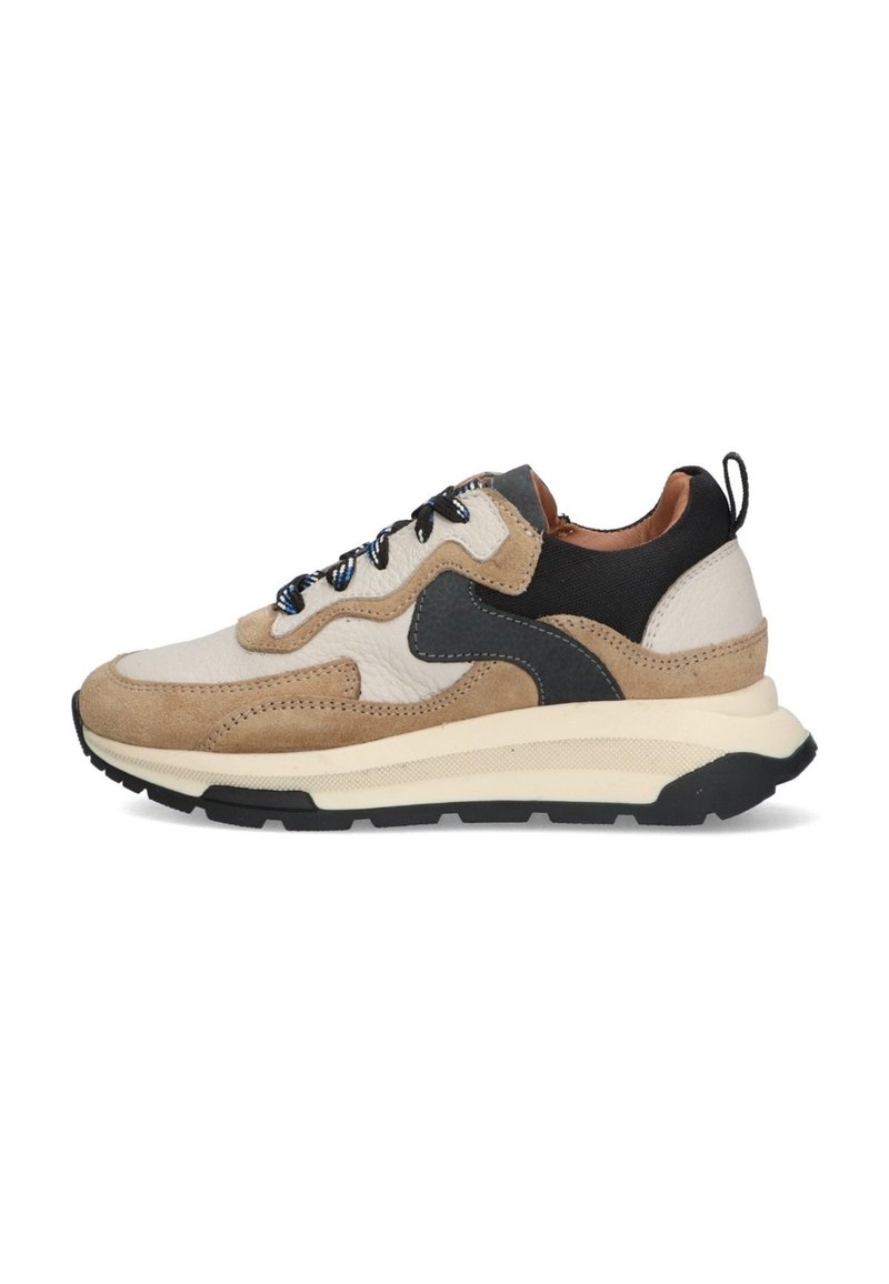 Beige en zwarte sneakers van suede en leer, met een gestructureerde tussenzool, ronde neus en decoratieve stikdetails.